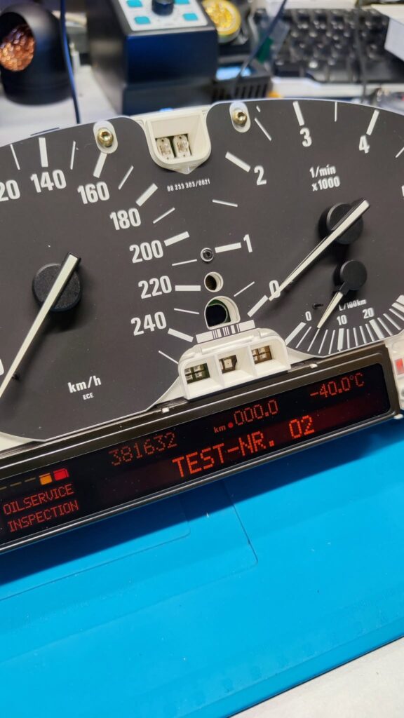 BMW instrumentu panelis uz remonta darbgalda 5V Digital darbnīcā Kuldīgā